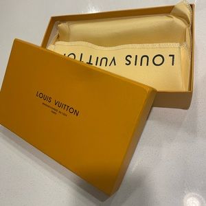 Louis Vuitton vintage box w/duster